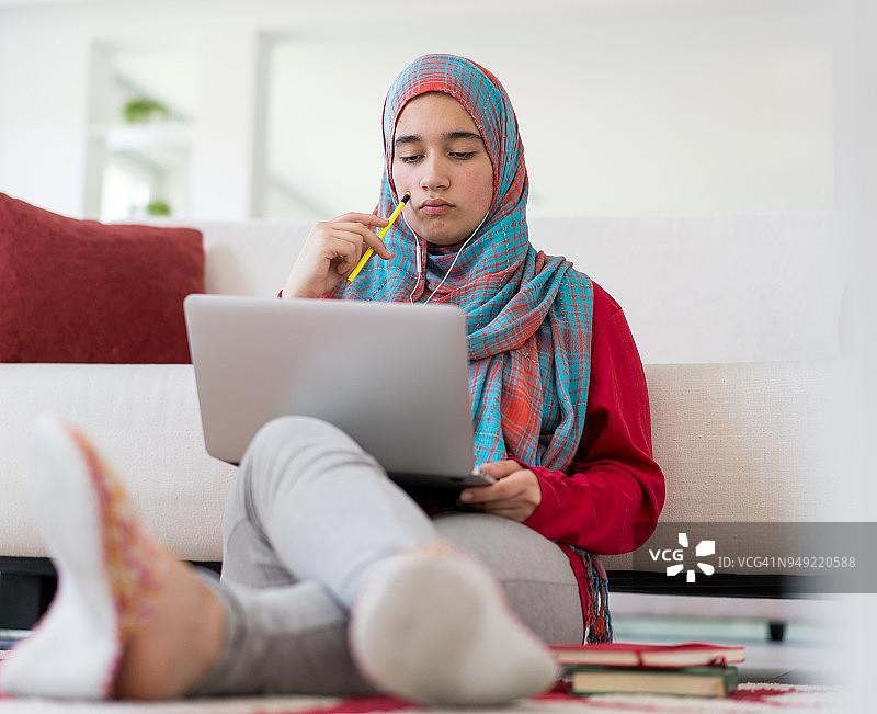 穆斯林女孩在家学习图片素材