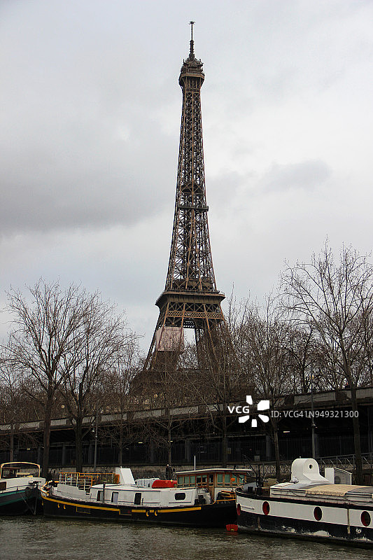 法国，法兰西岛，巴黎，塞纳河上的船只在澳大利亚步行街与埃菲尔铁塔为背景图片素材