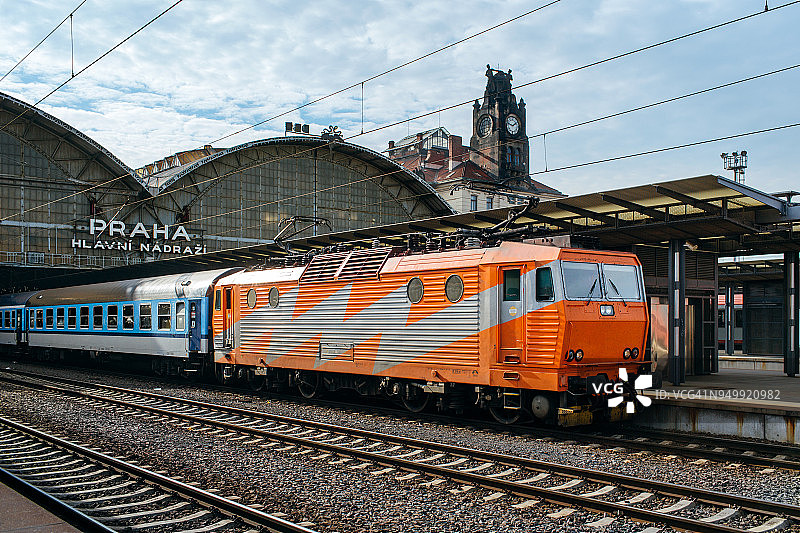 布拉格火车站的电力机车和旅客列车图片素材