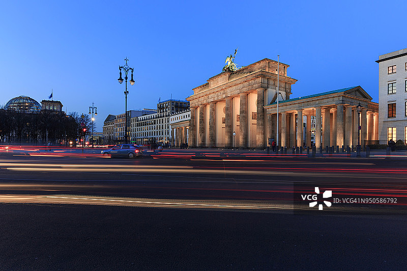 德国柏林，勃兰登堡门的交通灯路径图片素材