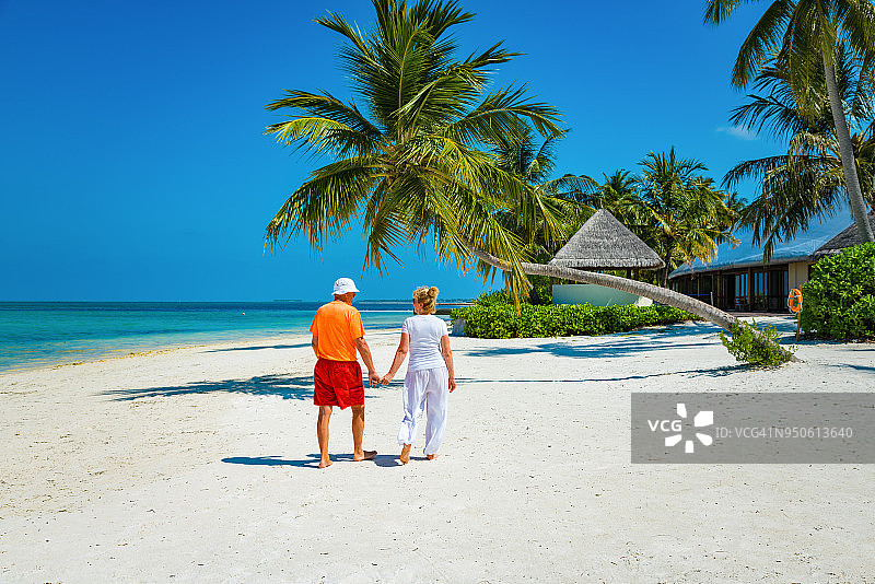 老年夫妇享受在Canareef度假马尔代夫，Herathera岛，阿杜环礁图片素材