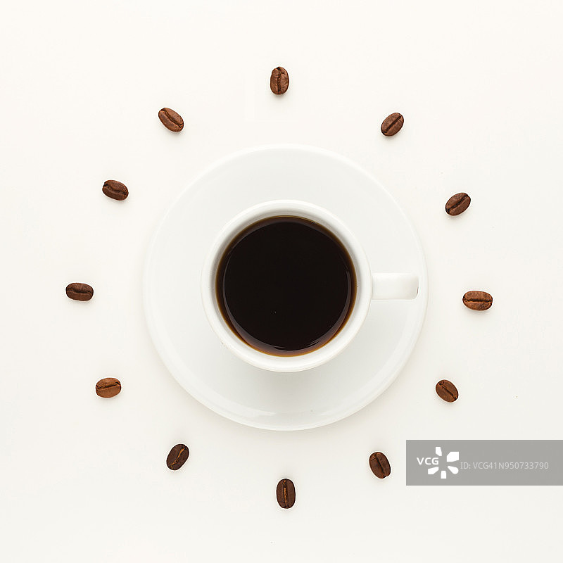 黑咖啡杯和烘豆形成时钟表盘孤立在白色图片素材