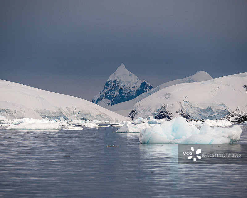 南极洲天堂湾的山脉和冰山图片素材
