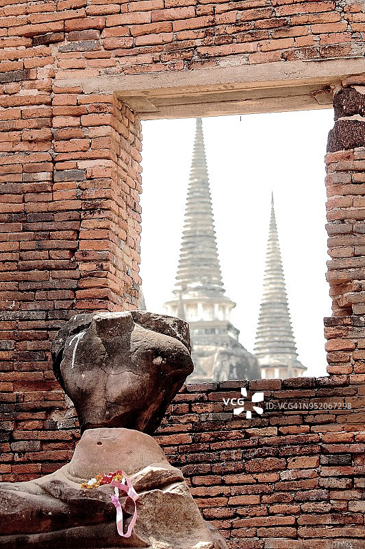图为泰国大城府古寺中的无头佛塔图片素材