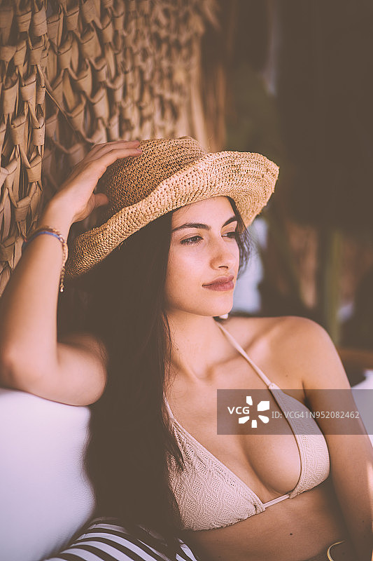 女人在夏季假期放松在热带岛屿海滩酒吧图片素材