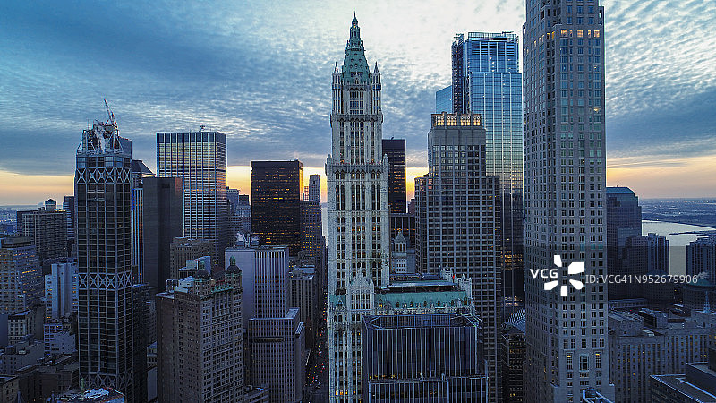 风景优美的曼哈顿市中心鸟瞰图包括主要的摩天大楼:伍尔沃斯大楼，交通大楼，巴克莱塔，和更多图片素材