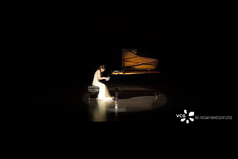 弹奏钢琴的女人图片素材