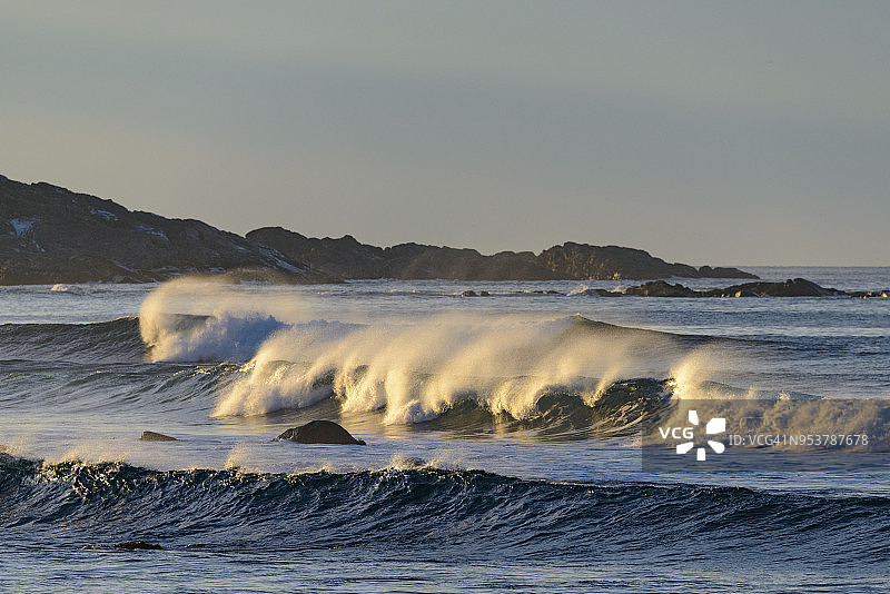 罗浮敦群岛的海浪拍打着Austvagoy海岸图片素材
