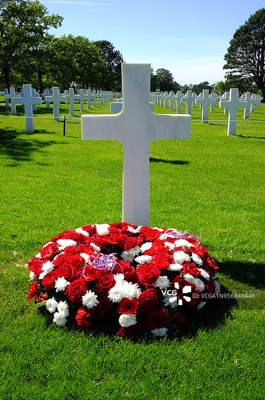 一个繁茂的墓碑和十字架在诺曼底的美国人墓地图片素材