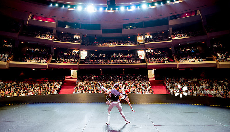 芭蕾舞演员在舞台上为广大公众表演的后视图图片素材