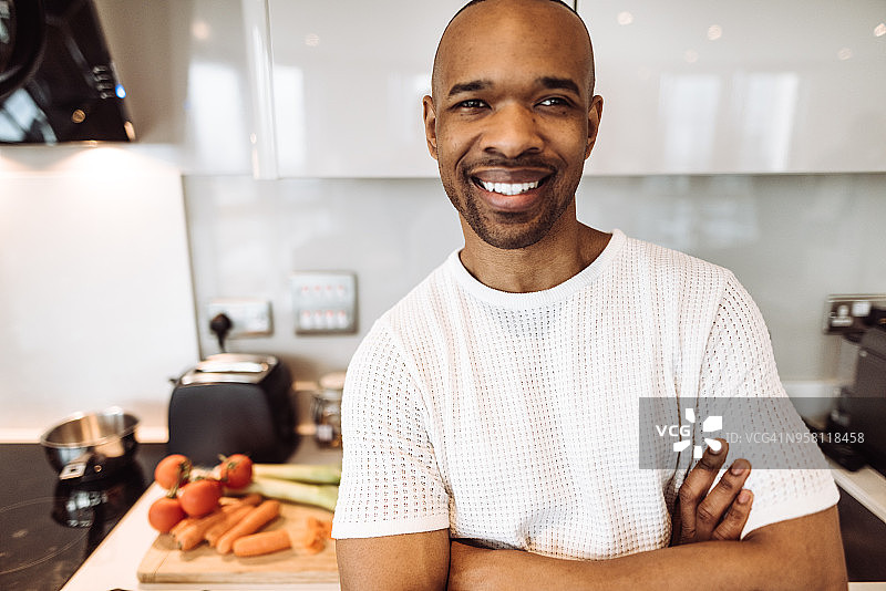 男人肖像站在家里的厨房里图片素材
