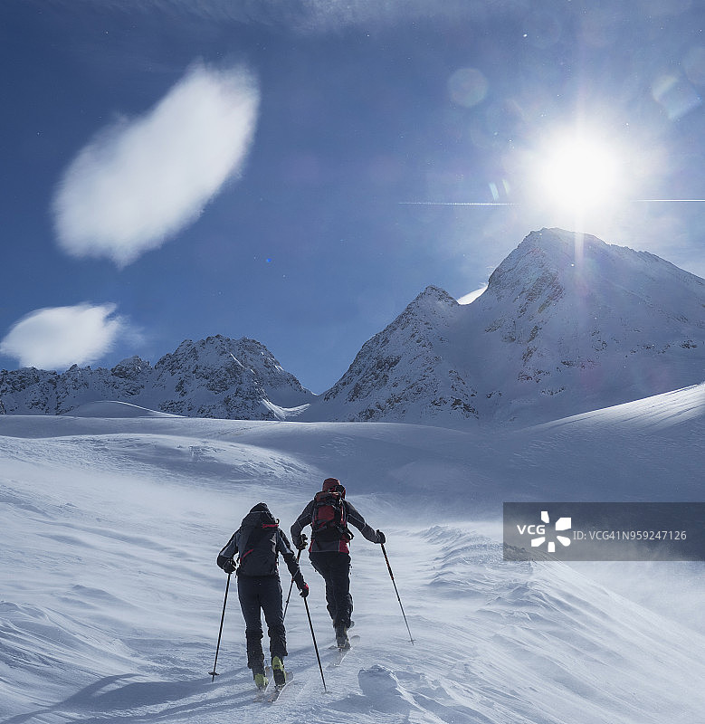 雪坡上的登山者图片素材