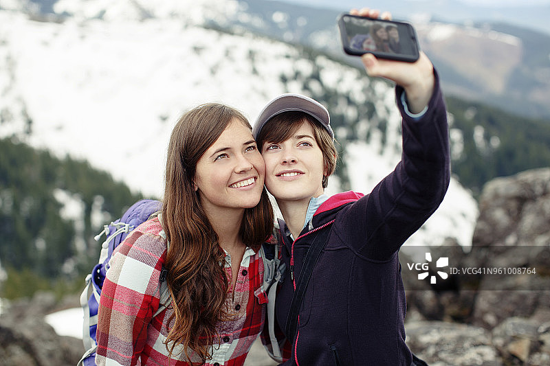 女性朋友站在山上自拍图片素材