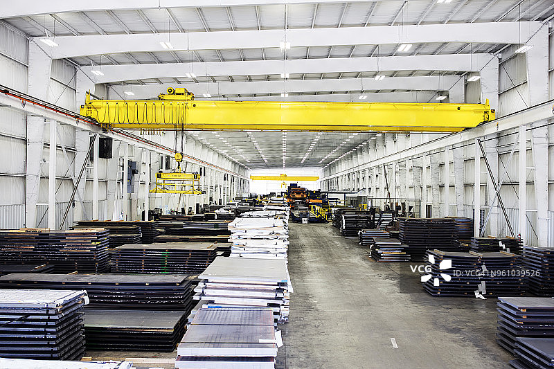 高角度视角的机械在金属钢铁工业工厂图片素材