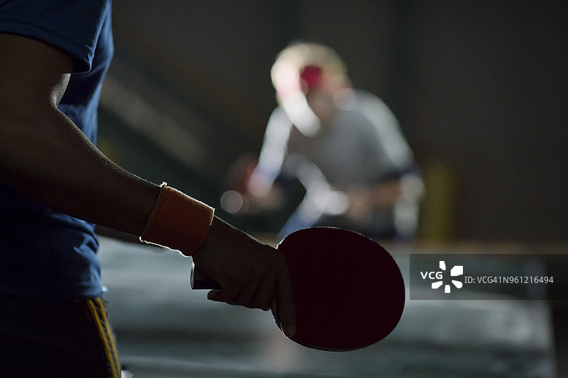 一个男人拿着乒乓球拍的特写图片素材