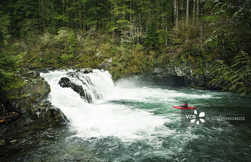高角度的皮划艇上的河流在森林图片素材