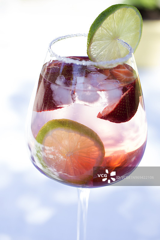 自制夏季浆果饮料。柠檬汁，草莓，柠檬，薄荷杯放在桌上图片素材