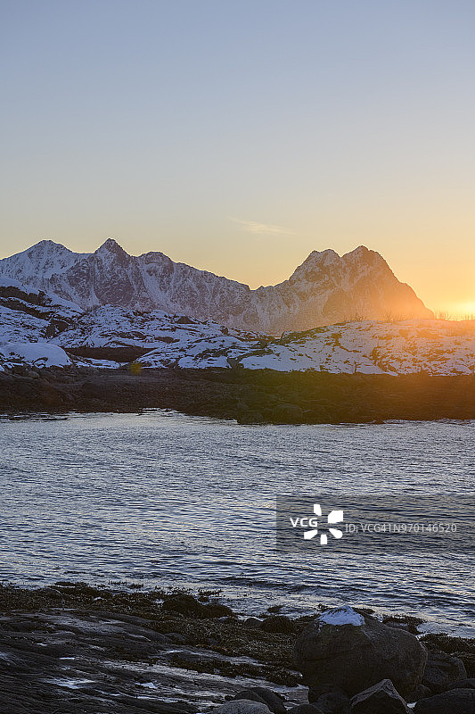 挪威北部罗弗敦群岛的冬日日出图片素材