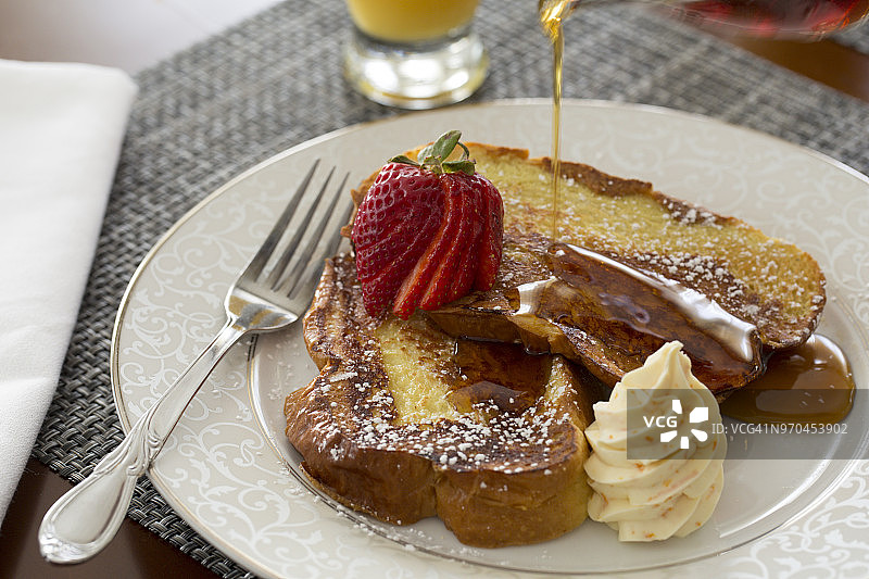 法国吐司加枫糖浆在早餐桌上，新英格兰图片素材