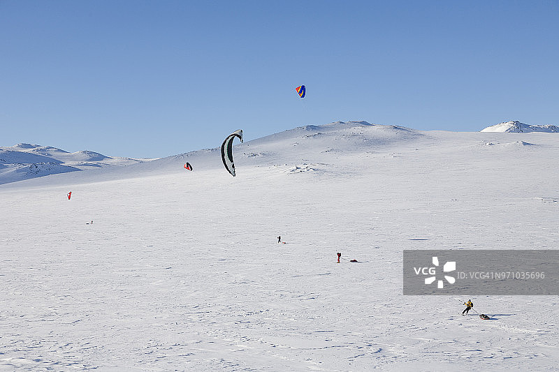 挪威哈当厄滑雪场上的一群风筝滑雪者图片素材