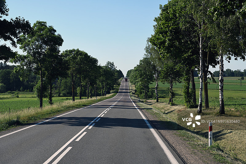 波兰Augustów附近的乡村景色和公路图片素材
