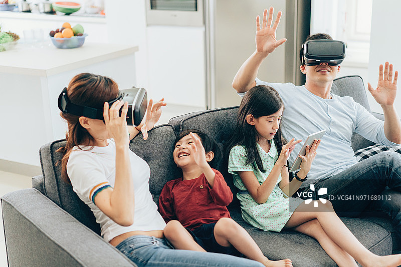 家庭与VR模拟器的乐趣图片素材