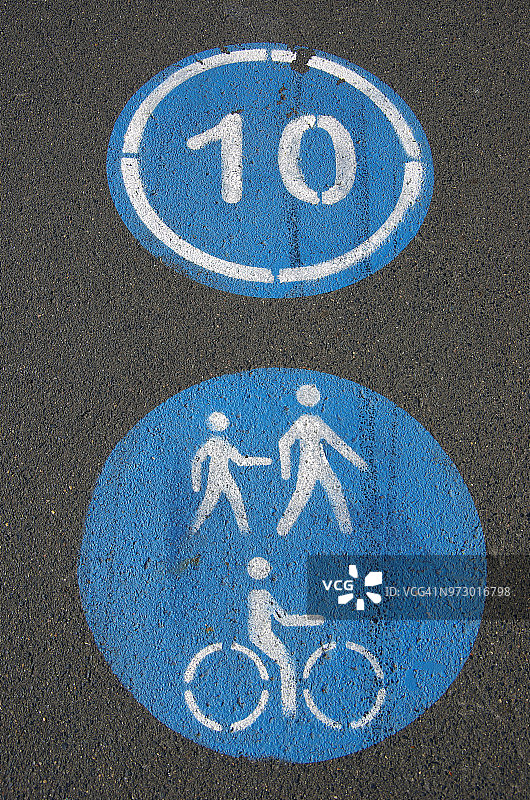 提示骑单车者在共用的行人及自行车道上骑行时速不得超过10公里图片素材