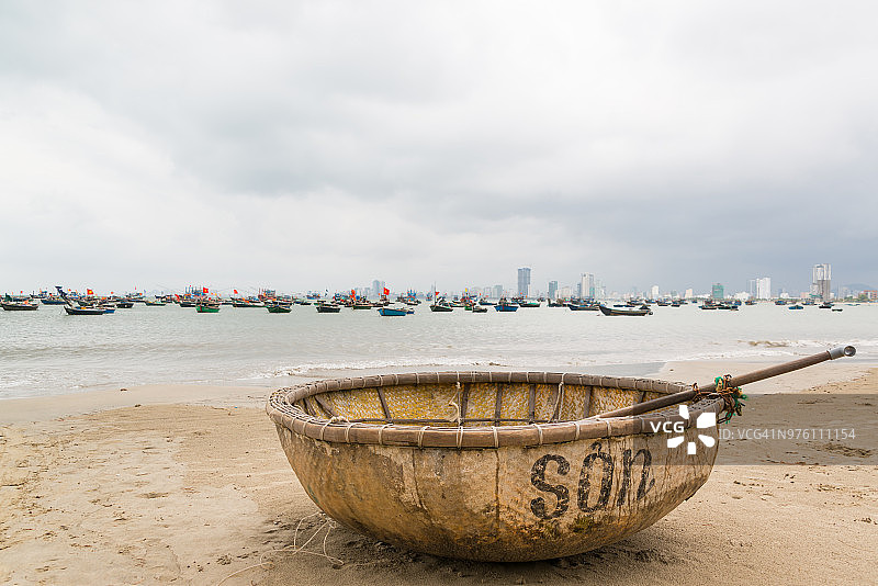 岘港岸边的传统越南圆船图片素材
