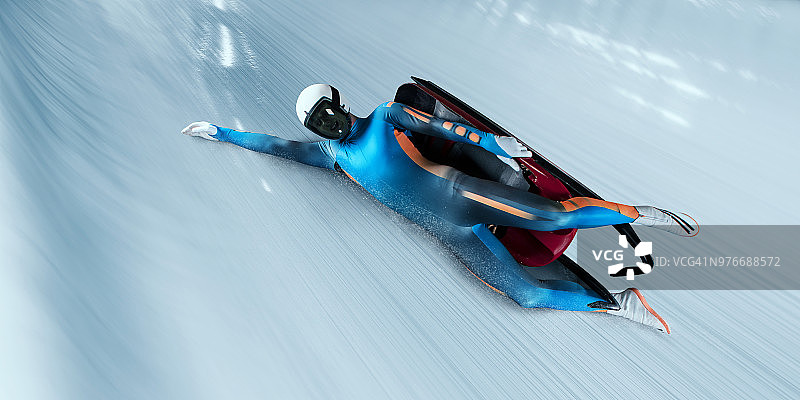 男子雪橇从雪橇跑道上摔下来图片素材