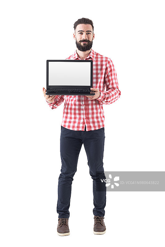 骄傲的成功的聪明随意的胡子男人显示空白的笔记本电脑屏幕图片素材