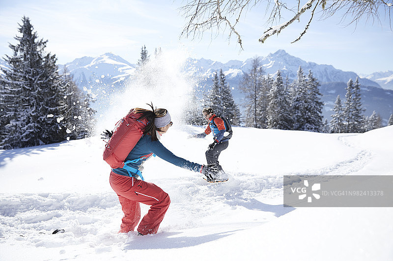 奥地利，蒂罗尔，一对夫妇在雪地里玩图片素材