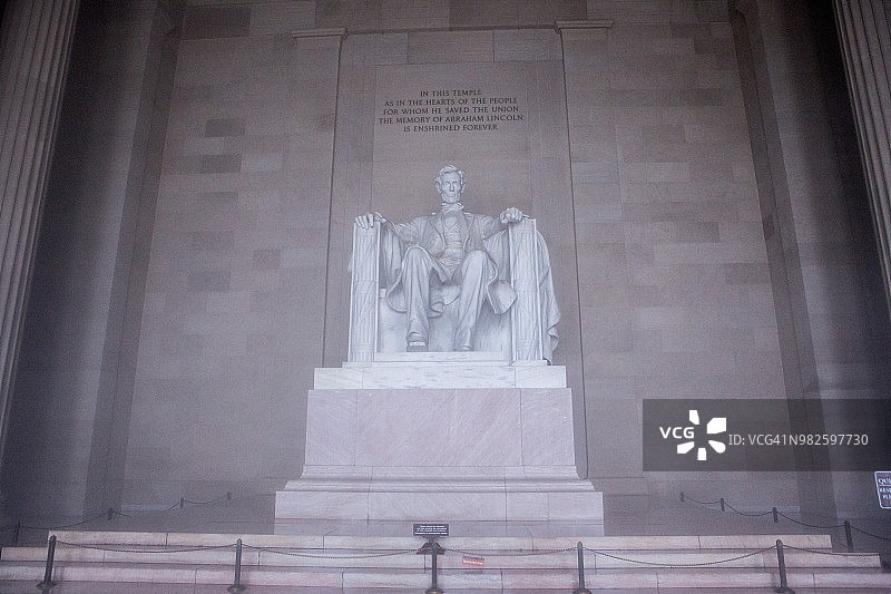 低角度的亚伯拉罕林肯雕像图片素材