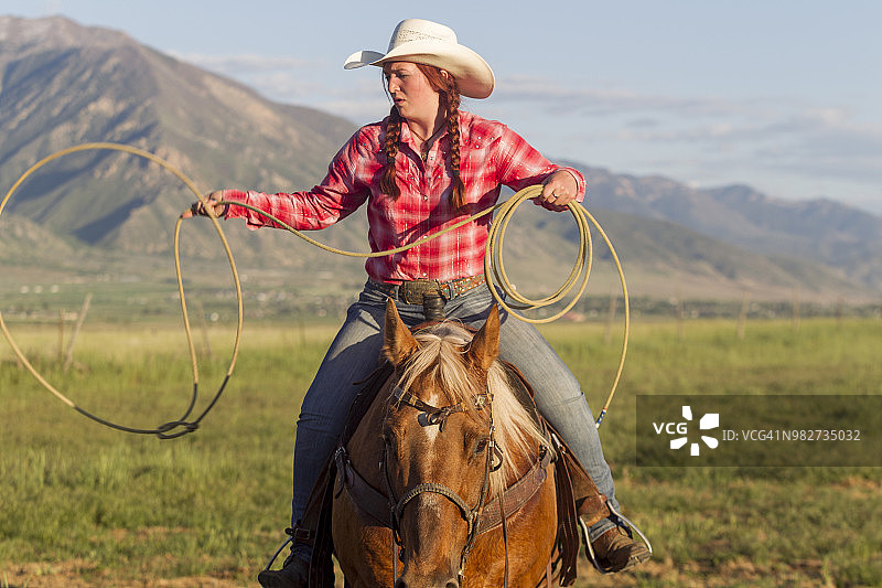 牛仔女孩套索和骑在桑塔昆盐湖城SLC美国犹他州图片素材