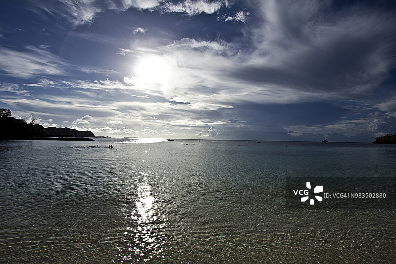 帕劳岛清澈的海面上五颜六色的日落图片素材