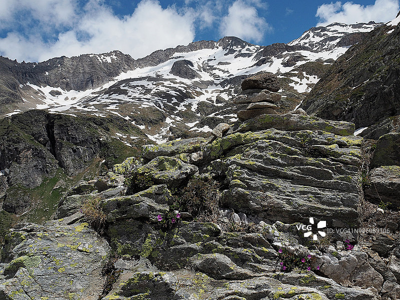 福马扎山谷陡峭的徒步小道上的岩石凯恩图片素材