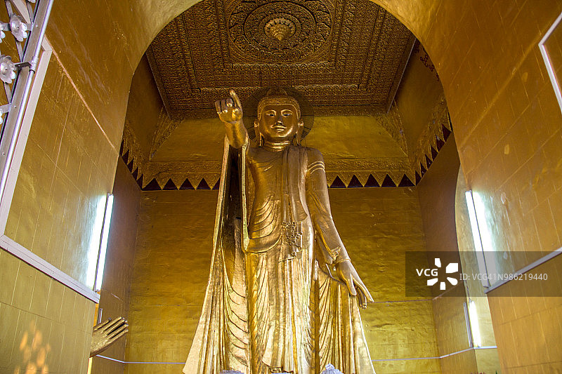 巨大的指向佛像在曼德勒山寺庙，曼德勒，缅甸。图片素材