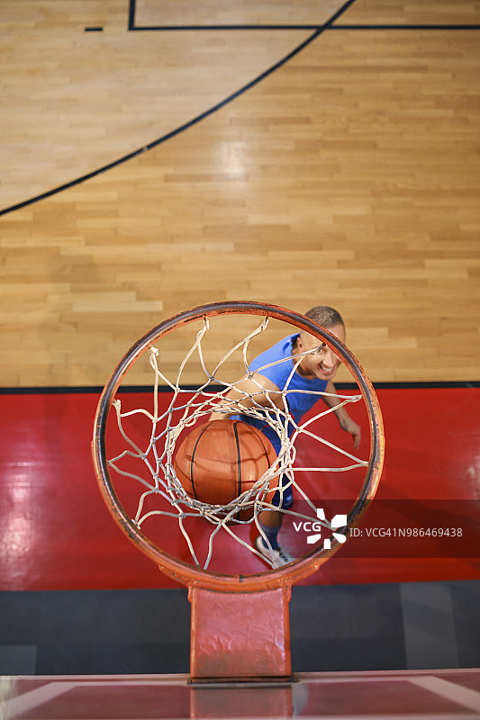 篮球运动员扣篮-人扣篮图片素材