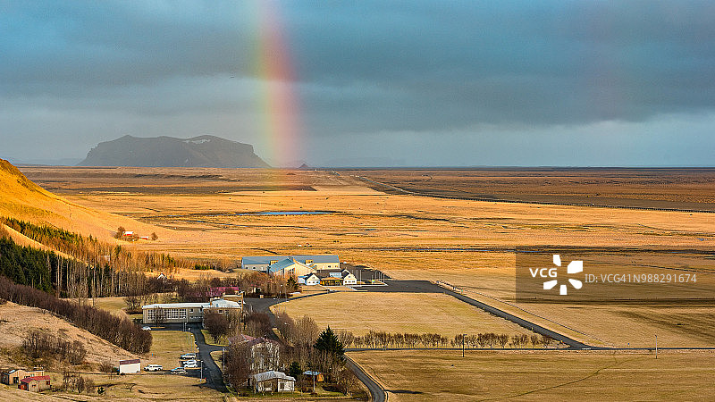 美丽的彩虹越过山脉，冰岛Skogafoss。图片素材