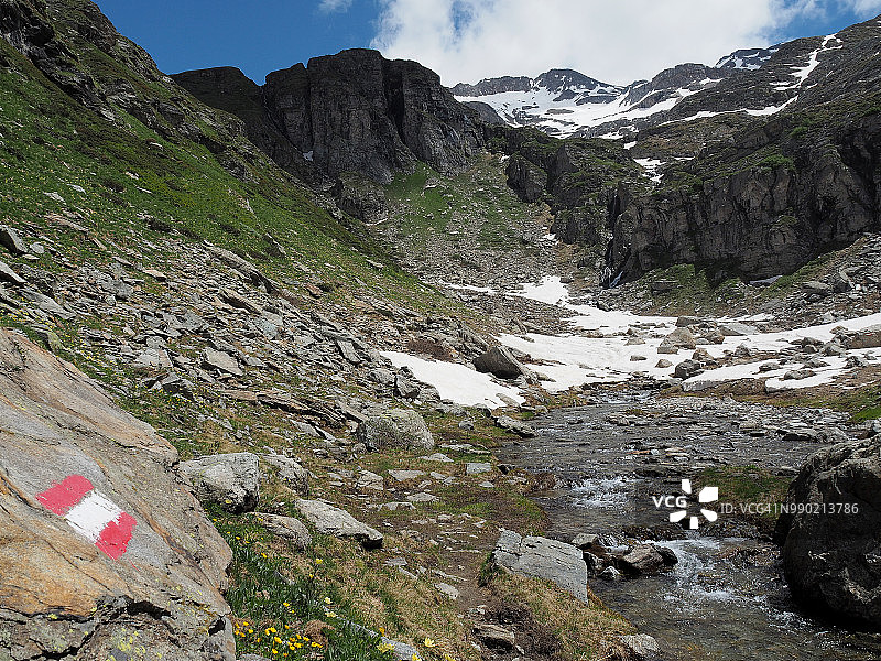 福马扎山谷花岗岩上的红色和白色标记图片素材
