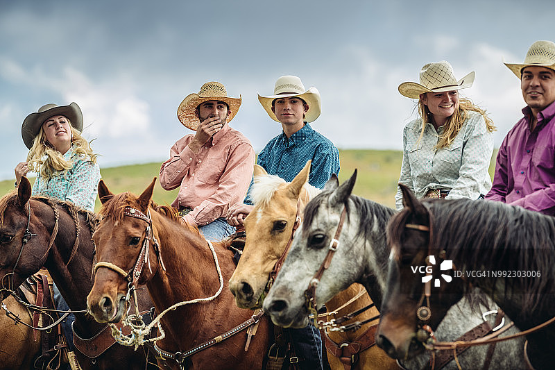 犹他州的牧场主骑着马图片素材