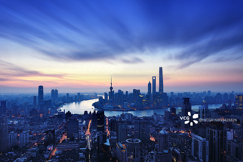 上海天际线全景在黎明在戏剧性的天空，中国图片素材