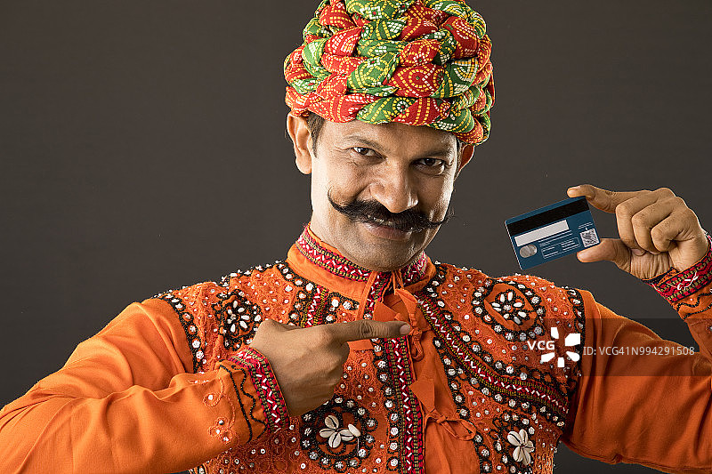 印度人指着信用卡图片素材