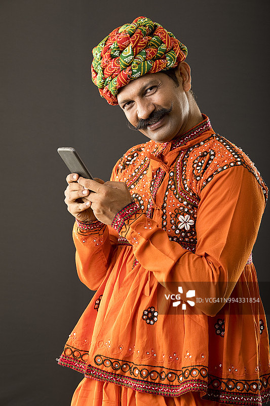 印度人在用手机聊天图片素材