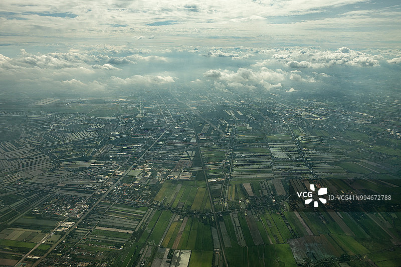 从飞机上俯瞰泰国差春骚和沙慕普拉干省的田野和稻田图片素材