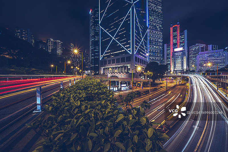 在香港市中心的夜间繁忙的车流图片素材