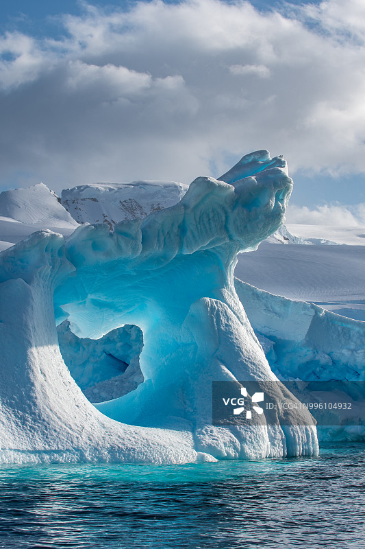 天气侵蚀了南极洲Wilhemina湾的冰山图片素材