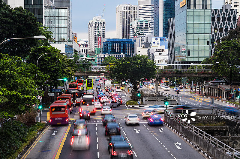 新加坡市中心街道上的交通，以模糊的动作捕捉到图片素材