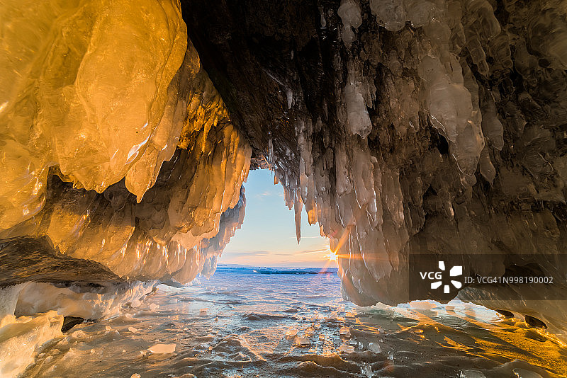 贝加尔湖冰洞中的日落图片素材