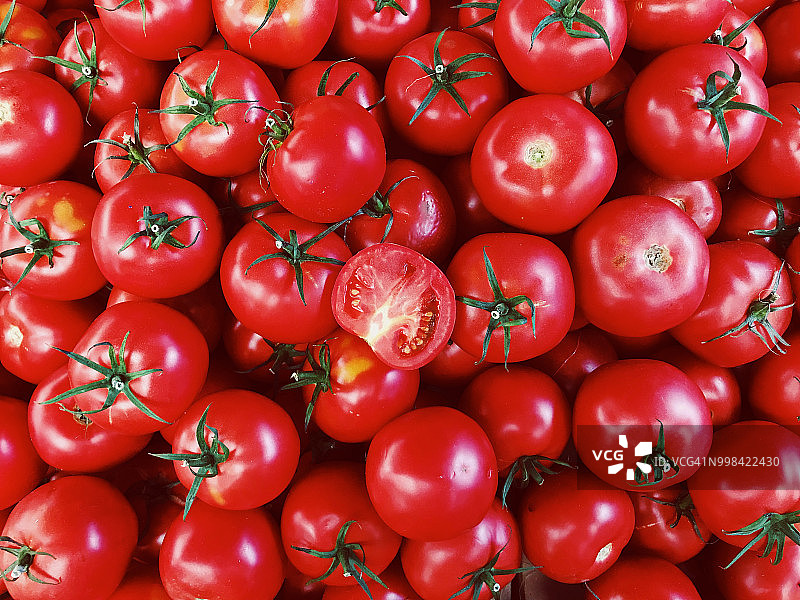 在农贸市场的摊位上，可以直接看到新鲜的红番茄图片素材