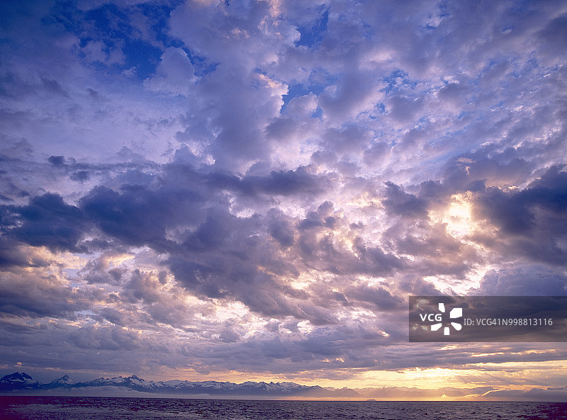 戏剧性的天空在风景，阿拉斯加，美国图片素材